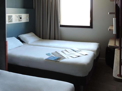 Habitación Triple con camas individuales del hotel Ibis Budget Amiens Centre Gare. Foto 1