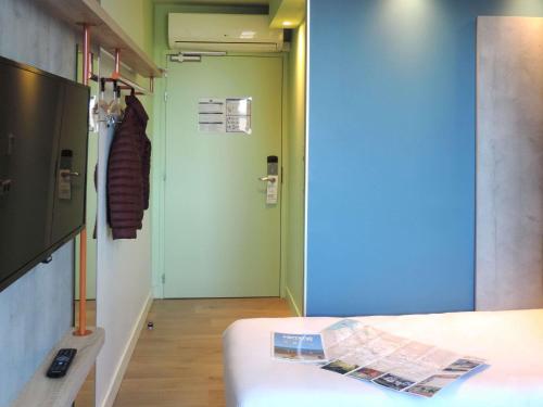 Habitación Triple con camas individuales del hotel Ibis Budget Amiens Centre Gare. Foto 2