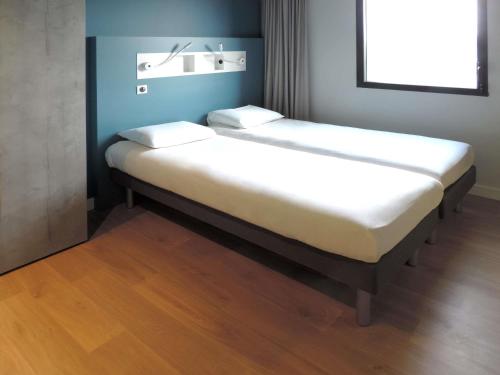 Habitación Triple con camas individuales del hotel Ibis Budget Amiens Centre Gare. Foto 3
