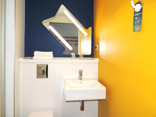Habitación Triple con camas individuales del hotel Ibis Budget Amiens Centre Gare. Foto 6