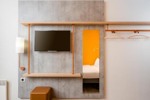 Habitación Triple con cama doble grande y cama plegable del hotel Ibis Budget Amiens Centre Gare. Foto 4