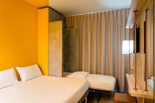 Habitación Triple con cama doble grande y cama plegable del hotel Ibis Budget Amiens Centre Gare. Foto 8