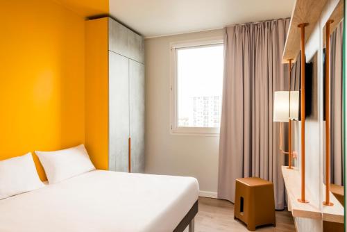 Habitación Triple con cama doble grande y cama plegable del hotel Ibis Budget Amiens Centre Gare. Foto 9
