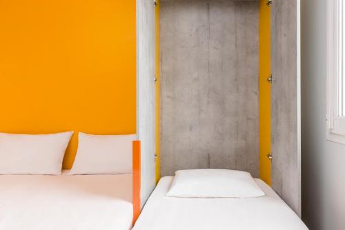 Habitación Triple con cama doble grande y cama plegable del hotel Ibis Budget Amiens Centre Gare. Foto 11