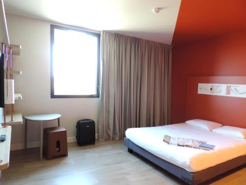 Habitación Doble Estándar - Adaptada para personas con movilidad reducida del hotel Ibis Budget Amiens Centre Gare. Foto 2
