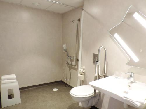 Habitación Doble Estándar - Adaptada para personas con movilidad reducida del hotel Ibis Budget Amiens Centre Gare. Foto 6