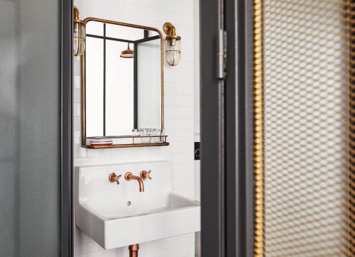 Habitación Amplia con vistas al jardín del hotel The Hoxton Paris. Foto 2