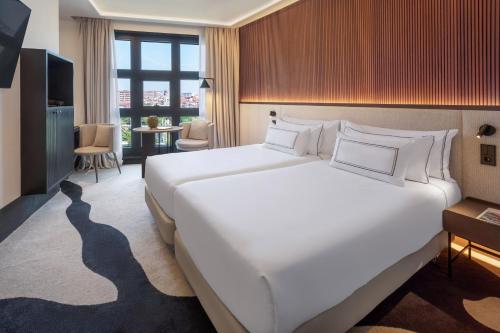 Habitación Meliá con vistas a la ría del hotel Melia Bilbao. Foto 1