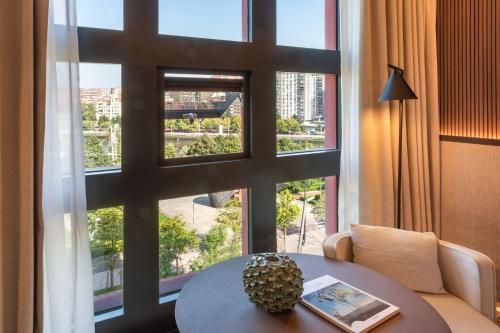 Habitación Meliá con vistas a la ría del hotel Melia Bilbao. Foto 6