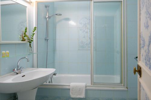 Habitación Doble Clásica del hotel Des Grandes Ecoles. Foto 4