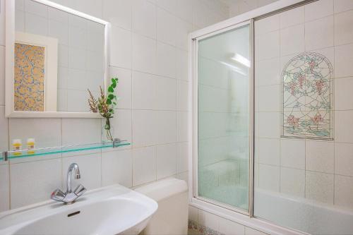 Habitación Doble con vistas al jardín del hotel Des Grandes Ecoles. Foto 4