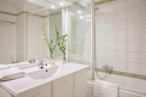 Habitación Doble Superior con vistas al jardín del hotel Des Grandes Ecoles. Foto 12
