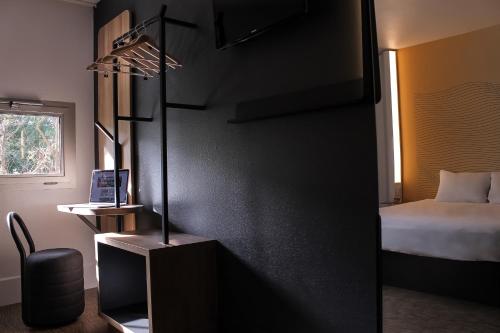 Habitación Doble adaptada para personas con movilidad reducida del hotel B&B Nanterre Rueil-Malmaison. Foto 3