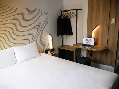 Habitación Doble adaptada para personas con movilidad reducida del hotel B&B Nanterre Rueil-Malmaison. Foto 5