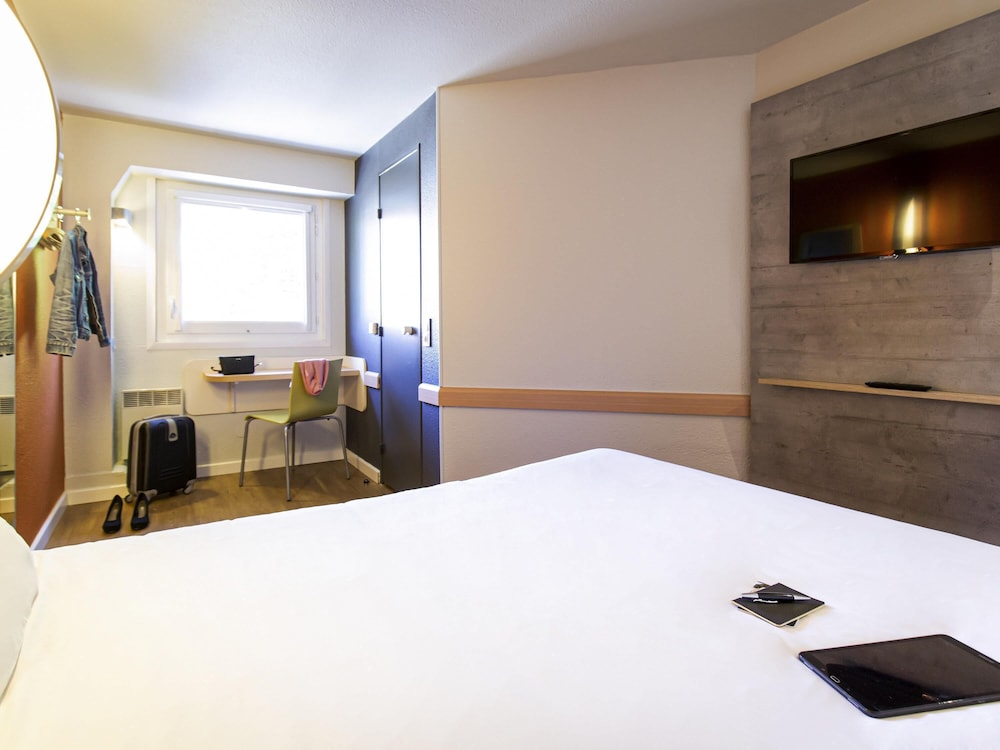 Habitación TRIPLE con una cama de gran tamaño y litera del hotel Ibis Budget Vienne Sud. Foto 1