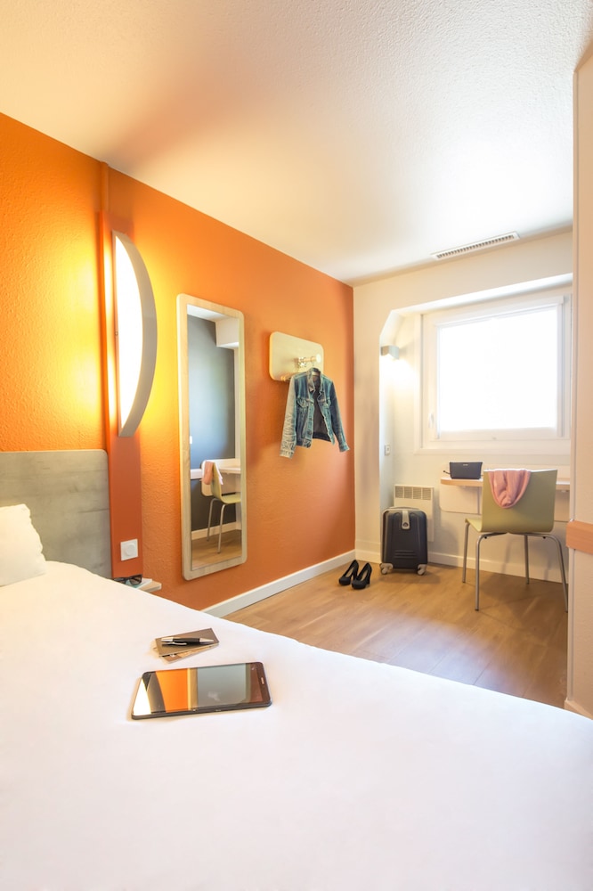 Habitación doble con cama de gran tamaño del hotel Ibis Budget Vienne Sud. Foto 1