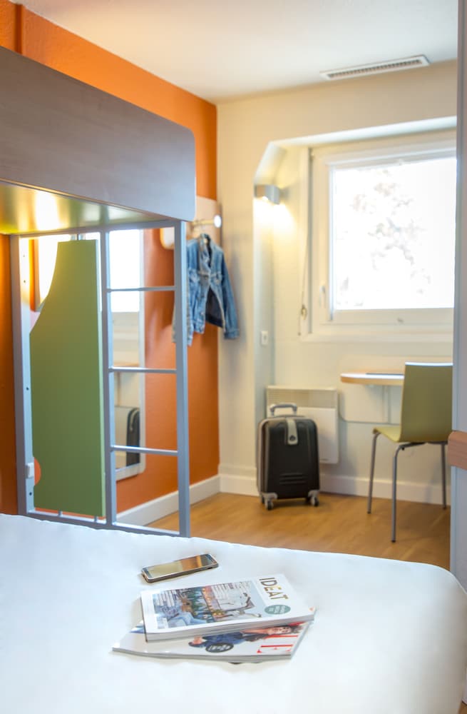 Habitación TRIPLE con una cama de gran tamaño y litera del hotel Ibis Budget Vienne Sud