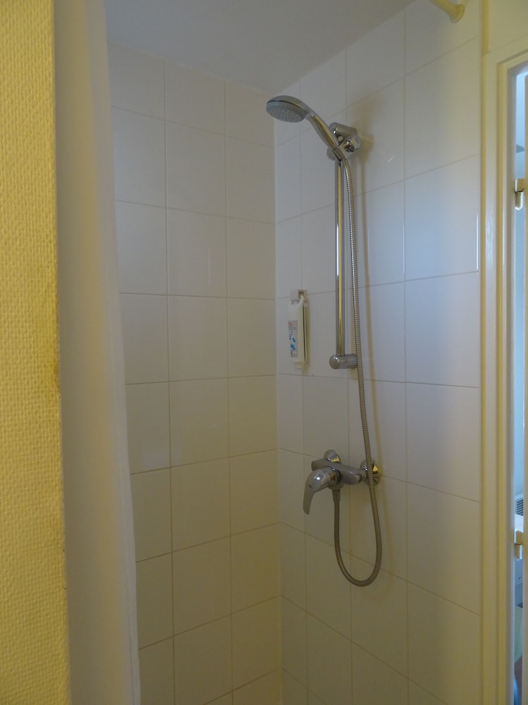 Habitación TRIPLE con una cama de gran tamaño y litera del hotel Ibis Budget Vienne Sud. Foto 3