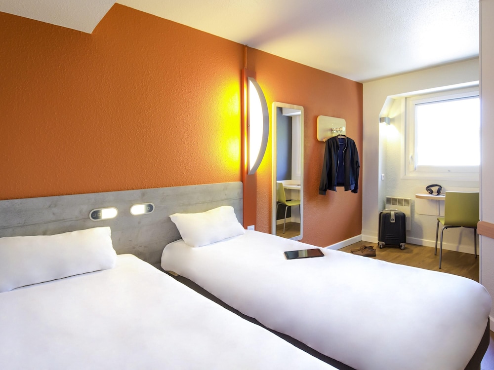 DOS CAMAS INDIVIDUALES. Habitación con dos camas individuales del hotel Ibis Budget Vienne Sud
