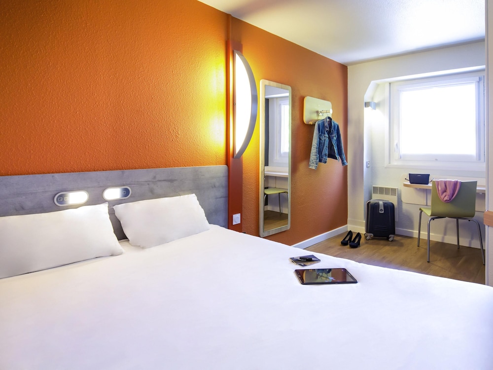 Habitación doble con cama de gran tamaño del hotel Ibis Budget Vienne Sud. Foto 6