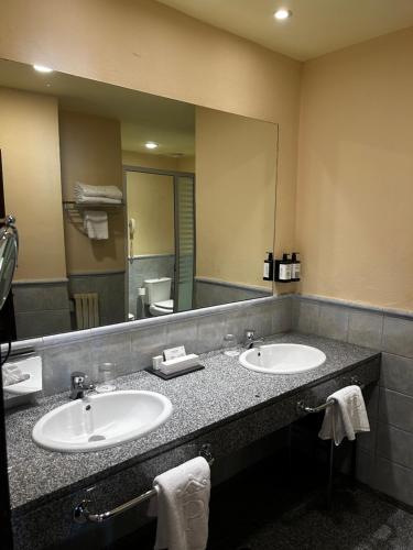 Habitación Doble Superior del hotel Parador De Plasencia. Foto 1
