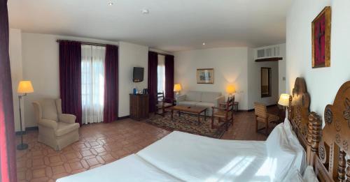 Habitación Doble Superior del hotel Parador De Plasencia. Foto 3