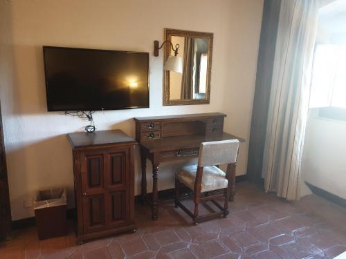 Habitación doble Sofá Cama incluido 2 Camas individuales del hotel Parador De Plasencia. Foto 1
