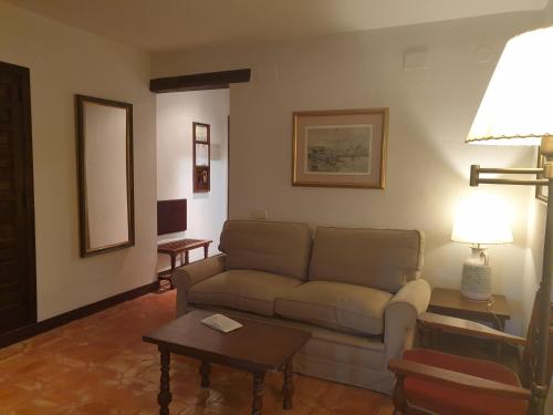 Habitación doble Sofá Cama incluido 2 Camas individuales del hotel Parador De Plasencia. Foto 3