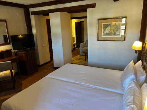 Habitación doble Sofá Cama incluido 2 Camas individuales del hotel Parador De Plasencia. Foto 7