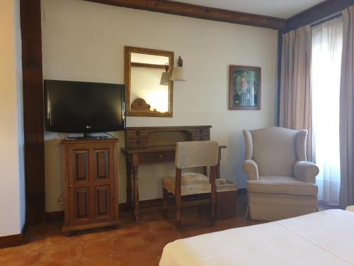 Habitación Triple Estándar del hotel Parador De Plasencia. Foto 2