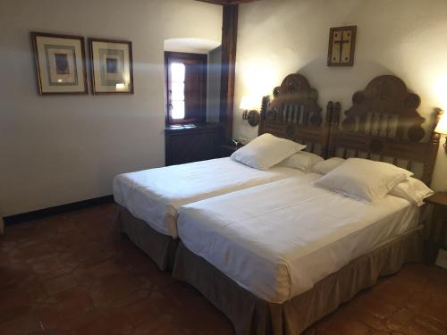 Habitación Triple Estándar del hotel Parador De Plasencia. Foto 4