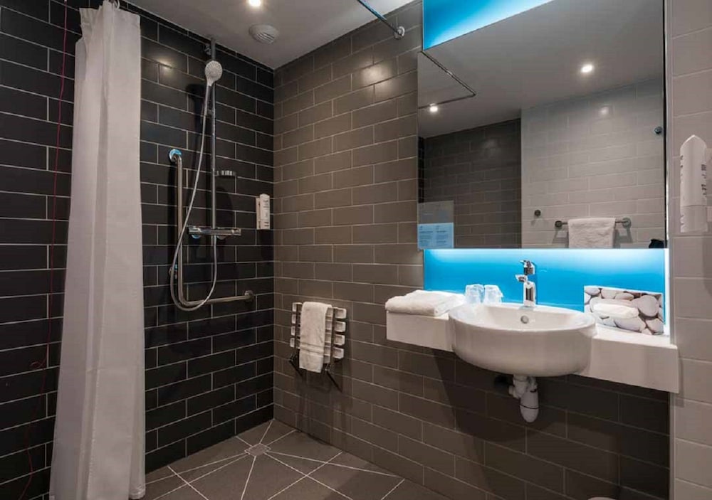 Habitación estándar, 2 camas individuales, accesible para personas con discapacidad (Free Breakfast) del hotel Holiday Inn Express París - Aeropuerto CDG. Foto 3