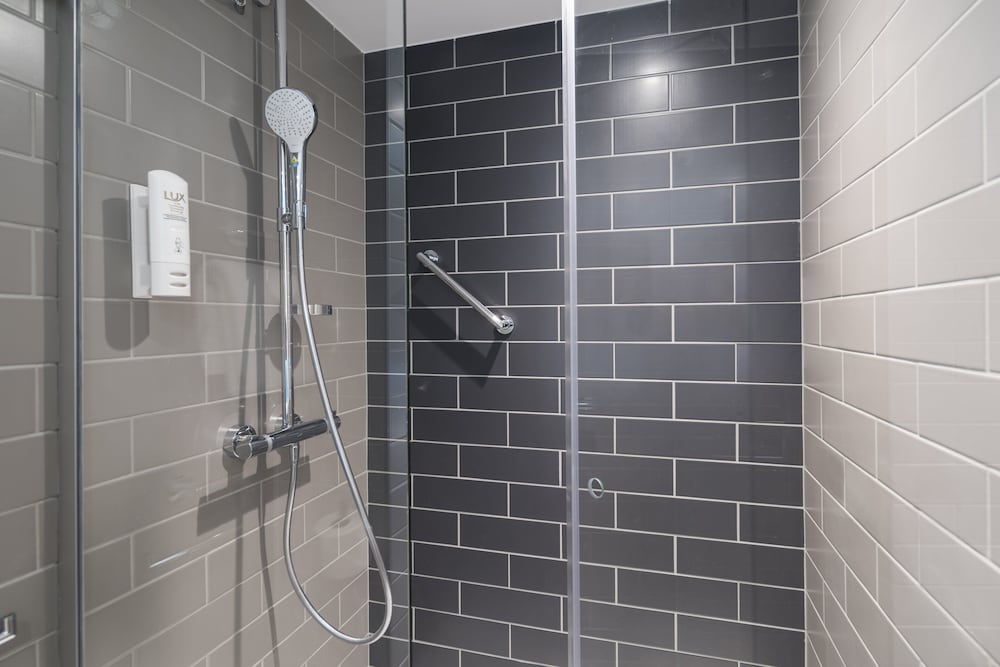 Habitación estándar, 1 cama doble con sofá cama (Free Breakfast) del hotel Holiday Inn Express París - Aeropuerto CDG. Foto 8