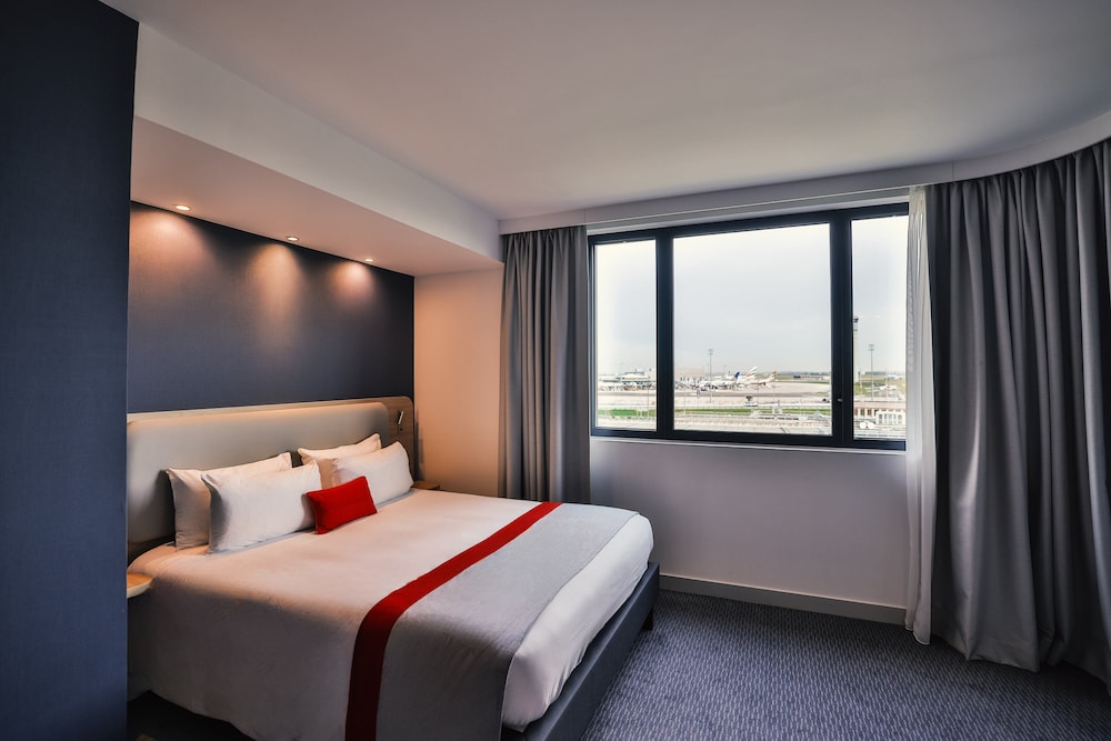 Habitación estándar, 1 cama doble con sofá cama (Airport View, Free Breakfast) del hotel Holiday Inn Express París - Aeropuerto CDG. Foto 1