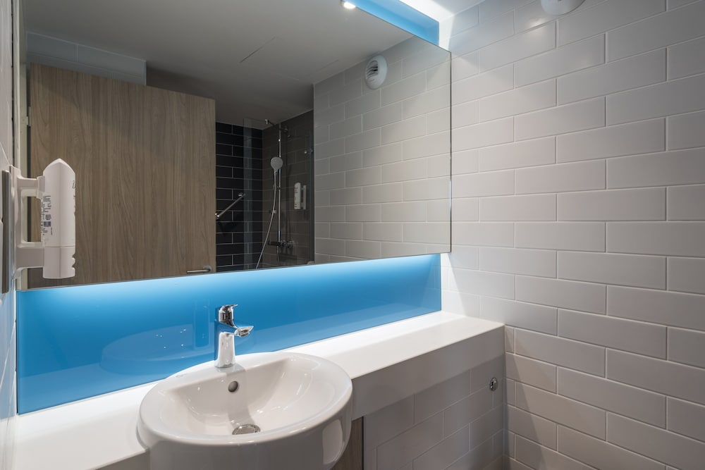 Habitación estándar, 1 cama doble con sofá cama (Airport View, Free Breakfast) del hotel Holiday Inn Express París - Aeropuerto CDG. Foto 6