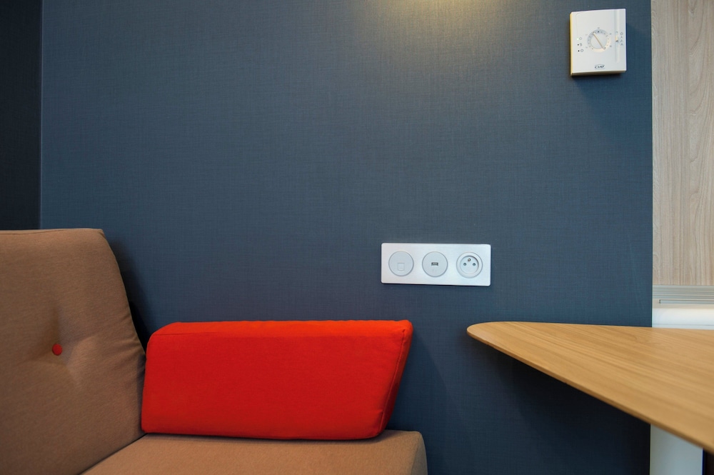 Habitación estándar, 1 cama doble con sofá cama del hotel Holiday Inn Express París - Aeropuerto CDG. Foto 8