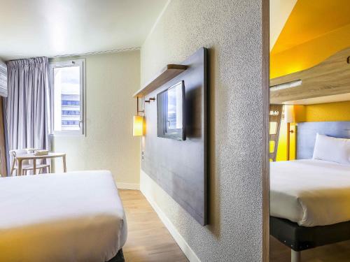 Habitación Triple con cama doble y cama plegable del hotel Ibis Budget Paris Gennevilliers. Foto 1