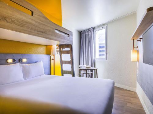 Habitación Triple con cama doble y cama plegable del hotel Ibis Budget Paris Gennevilliers. Foto 3