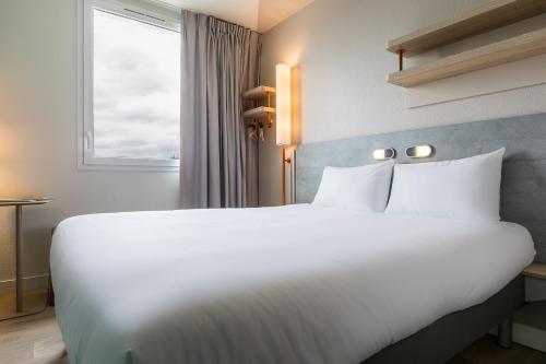 Habitación Triple con cama doble y cama plegable del hotel Ibis Budget Paris Gennevilliers. Foto 6