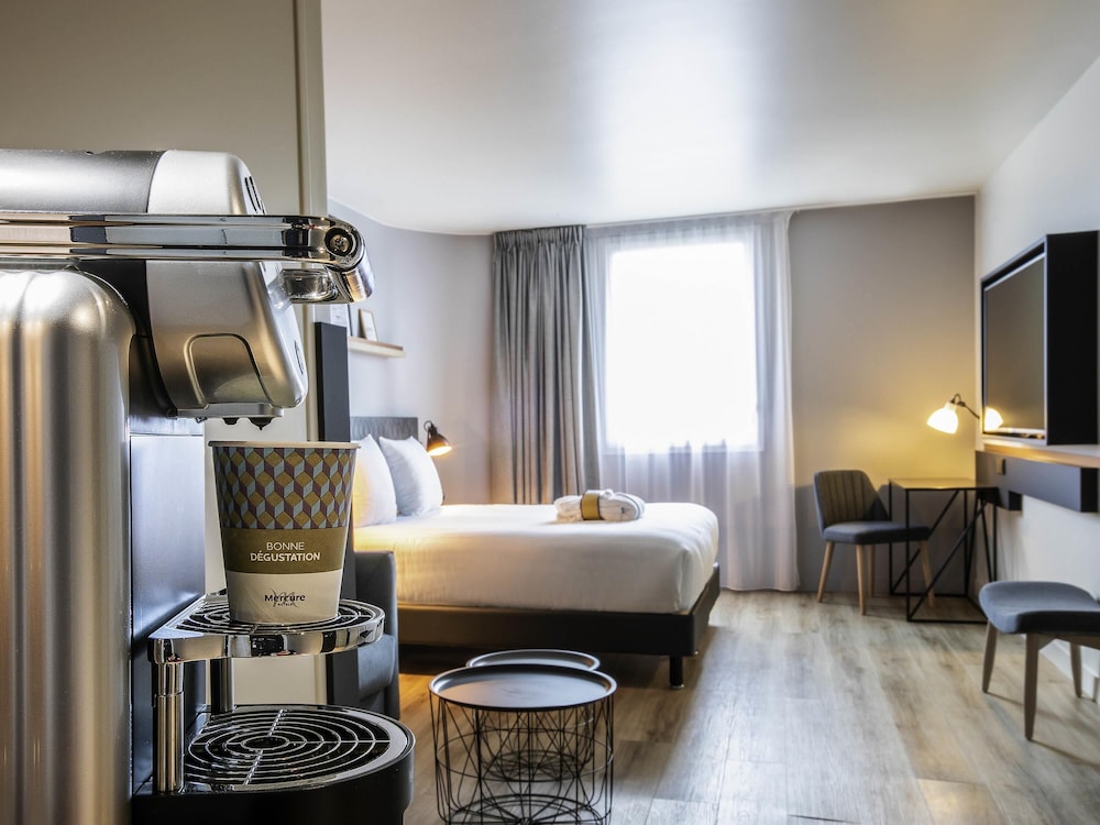 Habitación Privilege con cama doble del hotel Hôtel Mercure Paris Gennevilliers. Foto 2