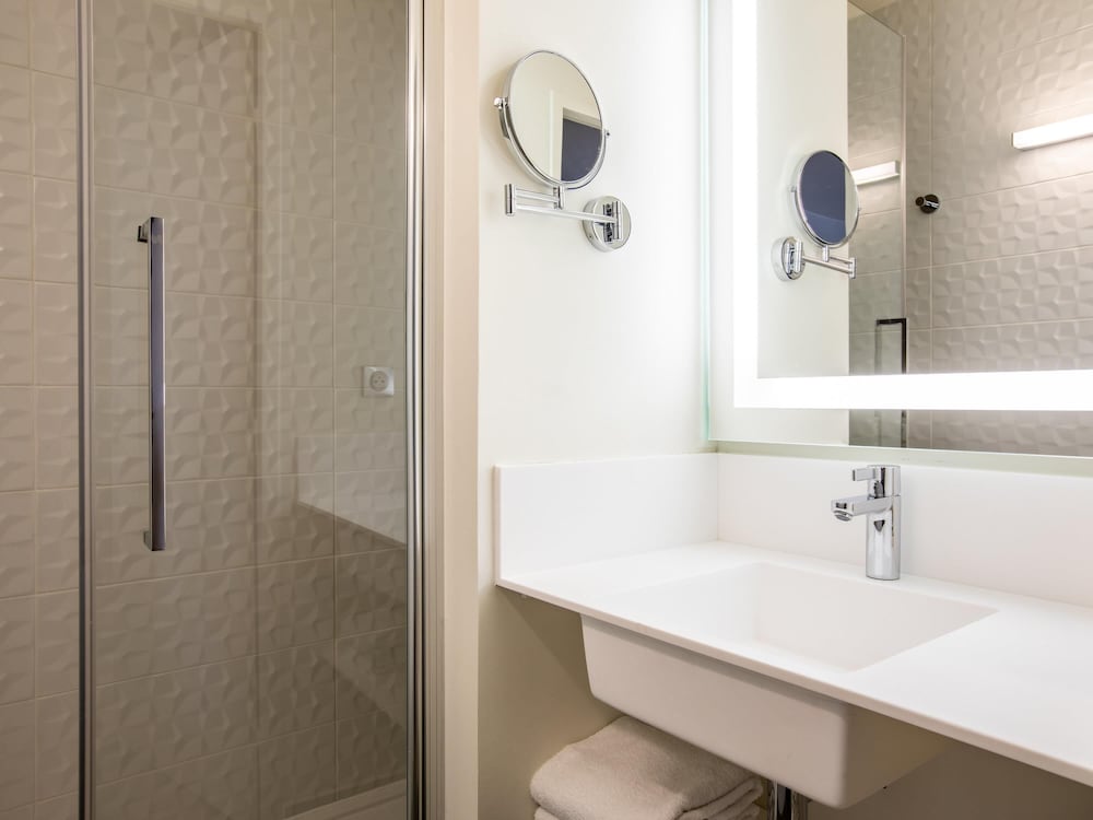 Habitación Privilege con cama doble del hotel Hôtel Mercure Paris Gennevilliers. Foto 3