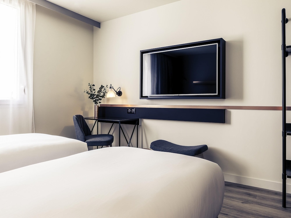 Estándar con dos camas individuales del hotel Hôtel Mercure Paris Gennevilliers. Foto 1
