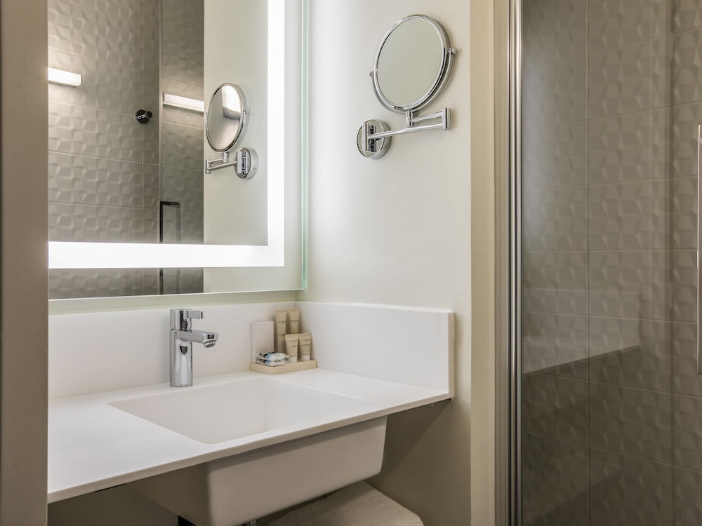 Estándar con dos camas individuales del hotel Hôtel Mercure Paris Gennevilliers. Foto 3