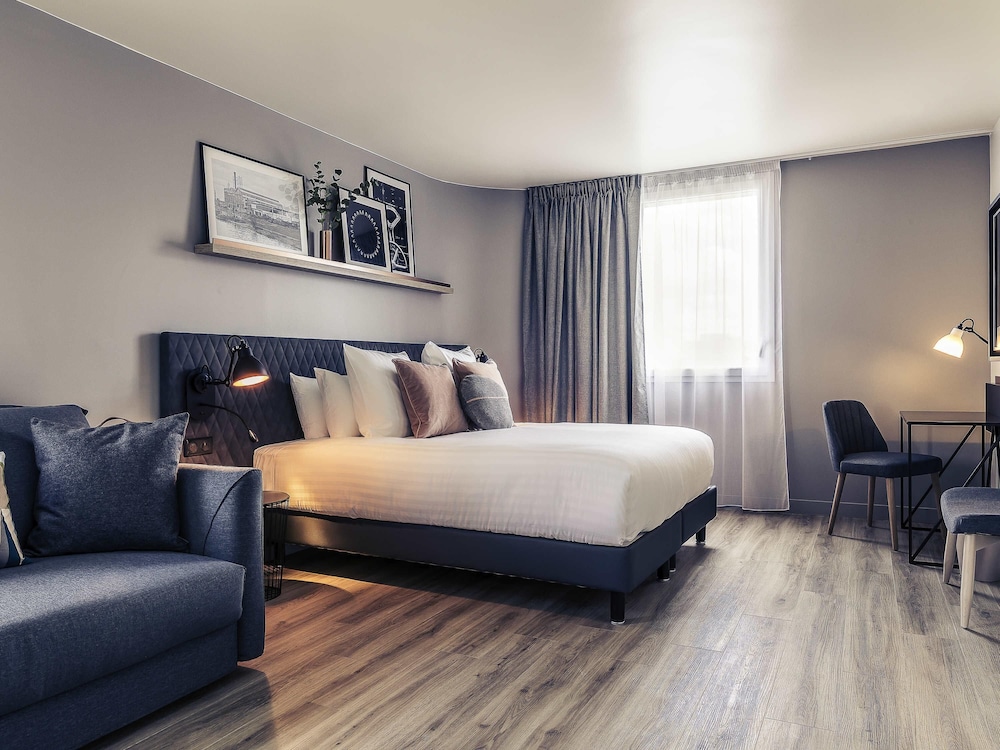 Habitación familiar con cama doble y sofá - cama individual del hotel Hôtel Mercure Paris Gennevilliers