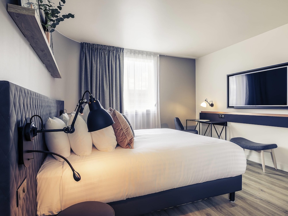 Habitación familiar con cama doble y sofá - cama individual del hotel Hôtel Mercure Paris Gennevilliers. Foto 3