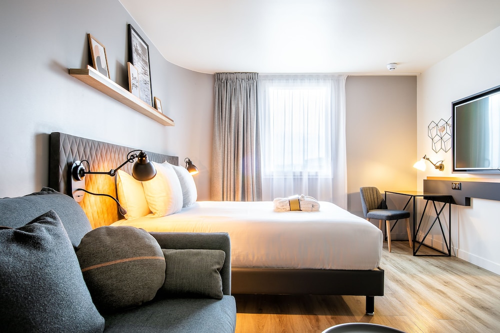 Habitación con cama doble y sofá - cama doble convertible del hotel Hôtel Mercure Paris Gennevilliers. Foto 1