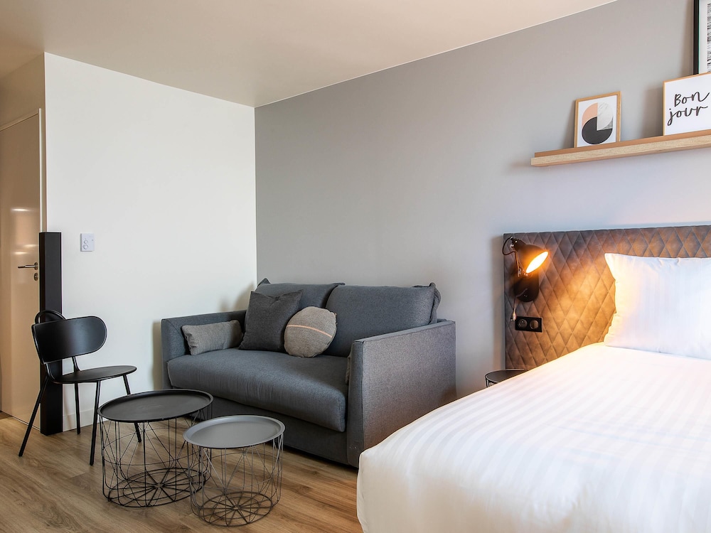 Habitación con cama doble y sofá - cama doble convertible del hotel Hôtel Mercure Paris Gennevilliers. Foto 3