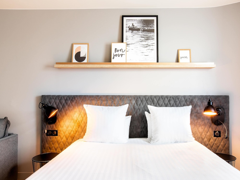 Habitación con cama doble y sofá - cama doble convertible del hotel Hôtel Mercure Paris Gennevilliers. Foto 4