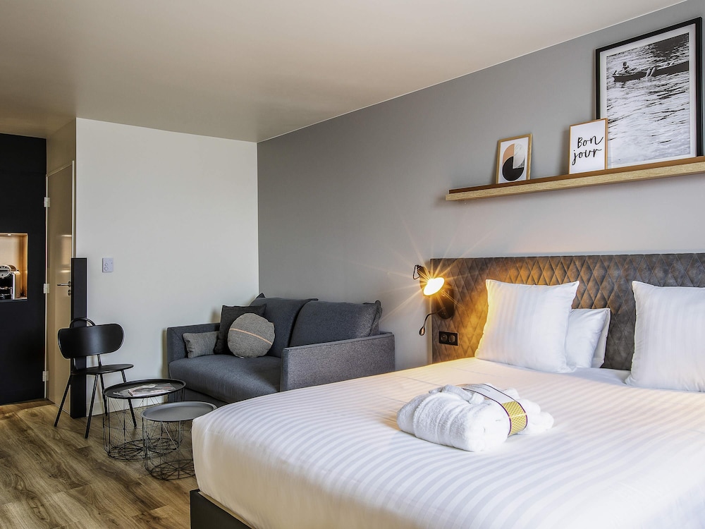 Suite Junior Privilege con cama doble y 1 sofá - cama doble del hotel Hôtel Mercure Paris Gennevilliers