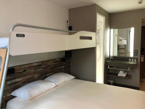 Habitación Triple con cama doble y litera del hotel Ibis Budget Annecy Poisy. Foto 1